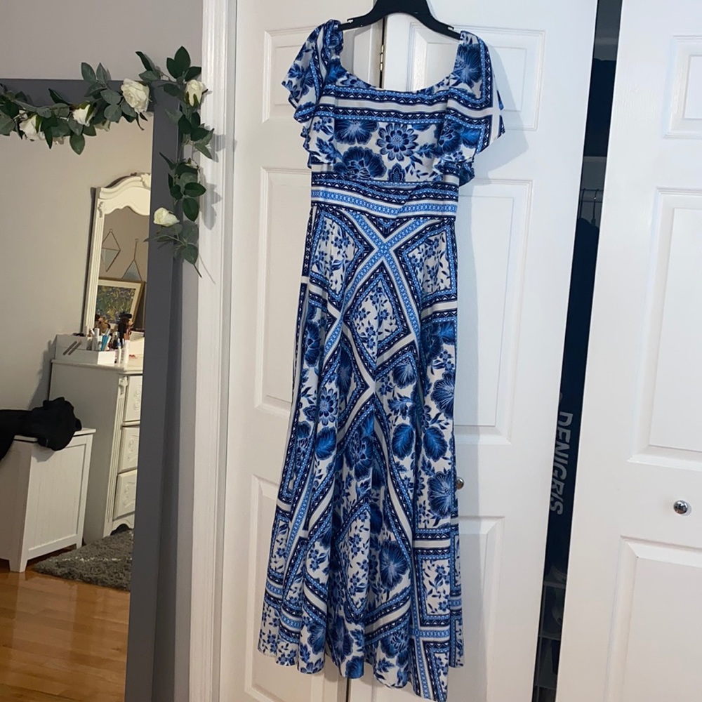 Lord and Taylor Women’s 8 long flowy blue and white dress